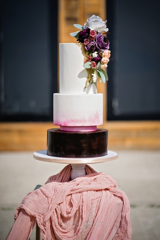 Amazing Graze Barn Wedding Inspiration Cake 08